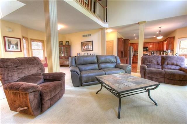 310 Dublin Cir, Smithville, MO 64089
