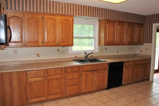 513 N Park Dr, Belton, MO 64012