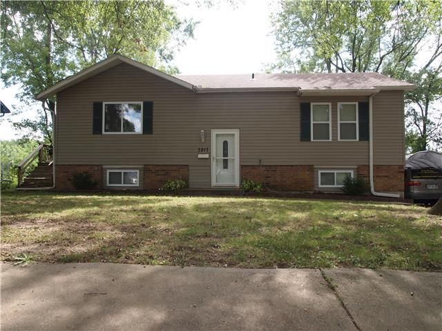 7817 E 120th St, Grandview, MO 64030