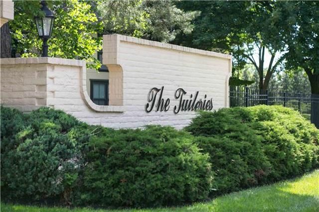 10746 Glenwood St, Overland Park, KS 66211