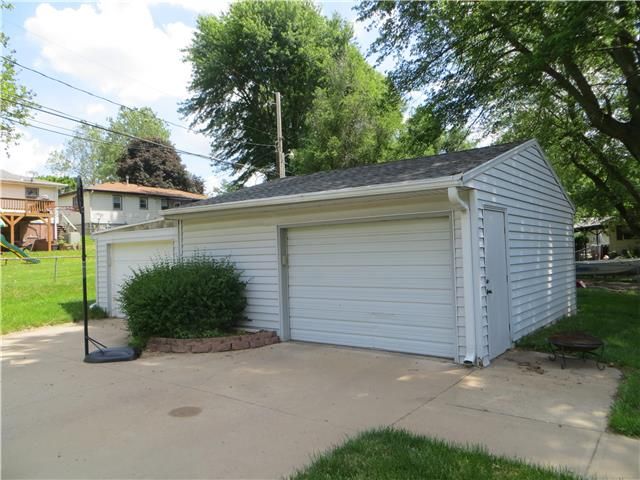 2823 S 27th St, St Joseph, MO 64503