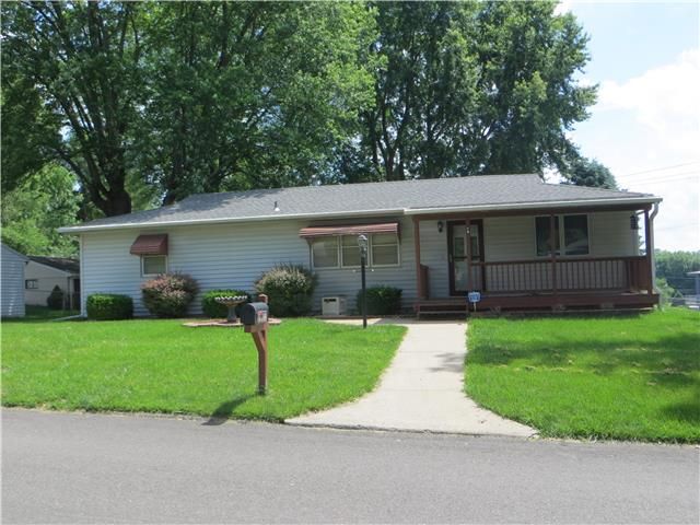 2823 S 27th St, St Joseph, MO 64503