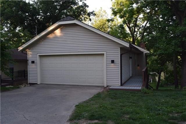 617 North Shore Dr, Kansas City, MO 64151