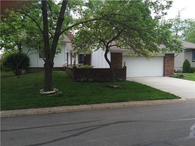 10 Woodbridge Ln, Kansas City, MO 64145