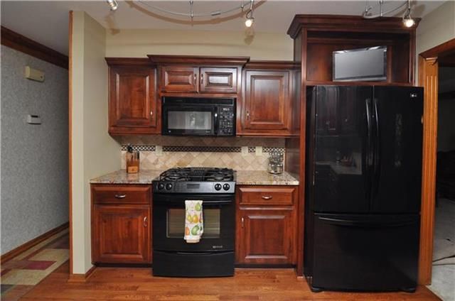 12106 Briar St, Overland Park, KS 66209
