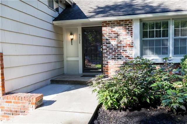 9308 Sturgeon Dr, Overland Park, KS 66212