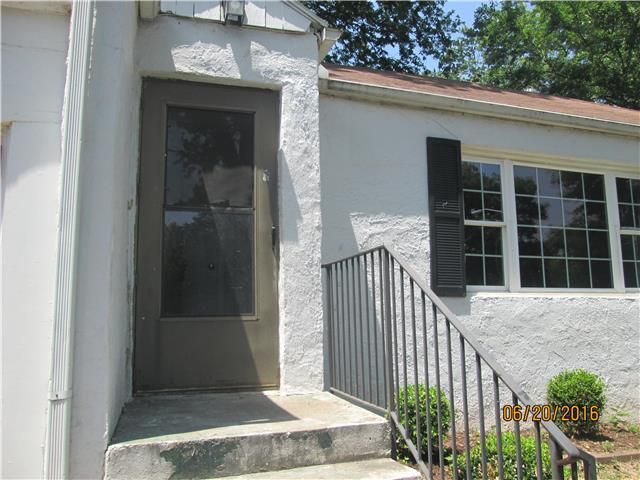 3200 E Barker Cir, Kansas City, KS 66104