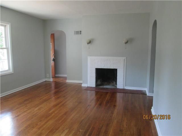 3200 E Barker Cir, Kansas City, KS 66104