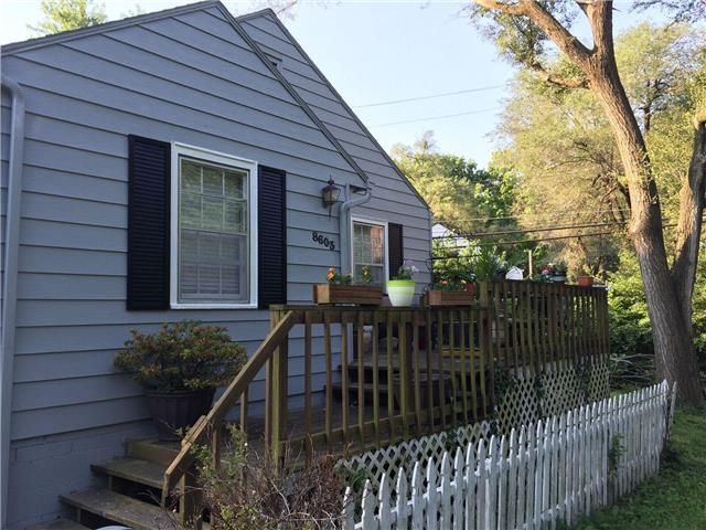 8603 Summit St, Kansas City, MO 64114