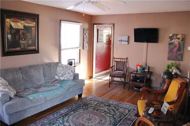 8603 Summit St, Kansas City, MO 64114