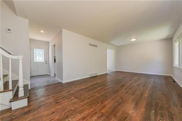 8902 W 94th St, Overland Park, KS 66212