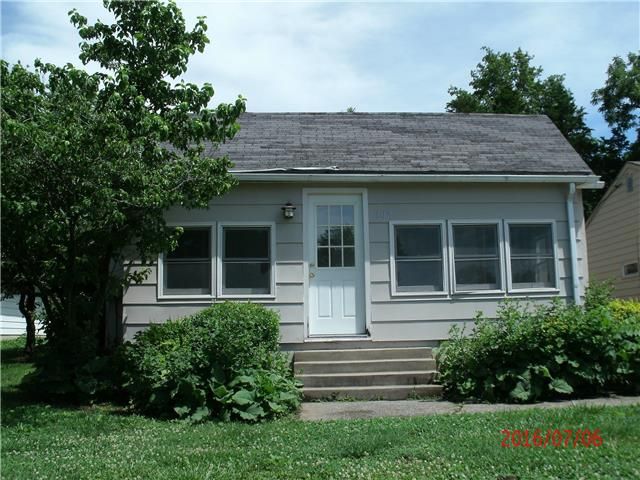 302 Second St, Smithville, MO 64089