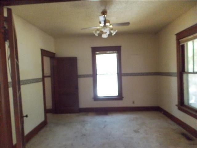 1021 N 4th St, Atchison, KS 66002