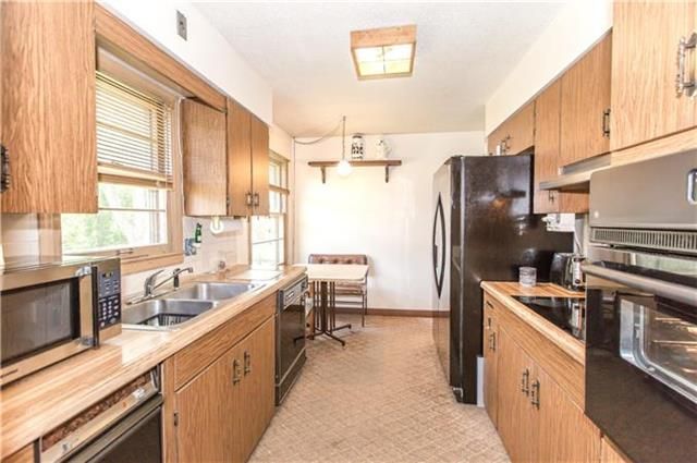 3221 N Mohawk Ln, Kansas City, MO 64116