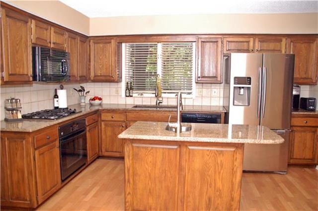 8303 W 119th Ter, Overland Park, KS 66213