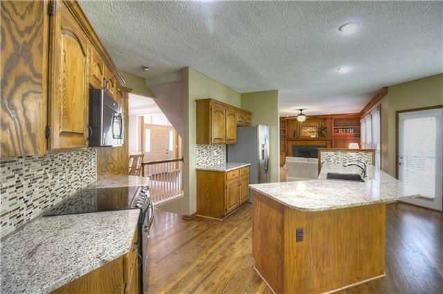 12910 Grandview St, Overland Park, KS 66213
