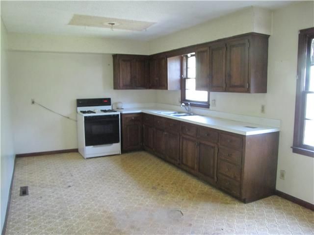 19857 Floyd St, Stilwell, KS 66085