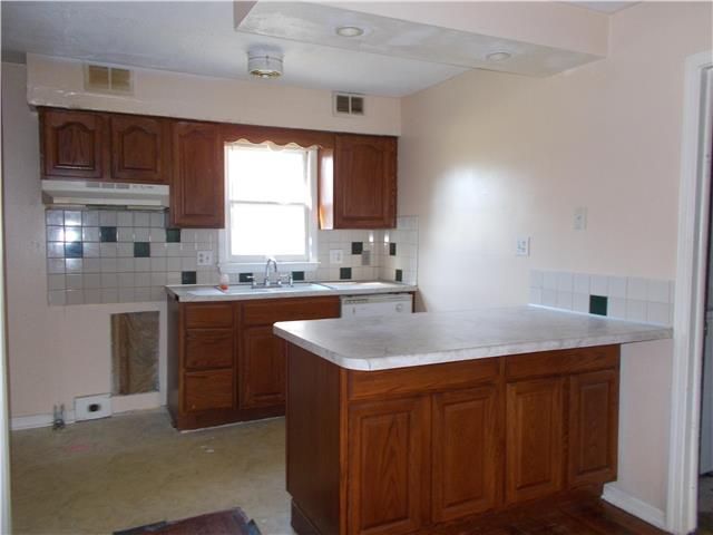 715 N Walker Ln, Olathe, KS 66061