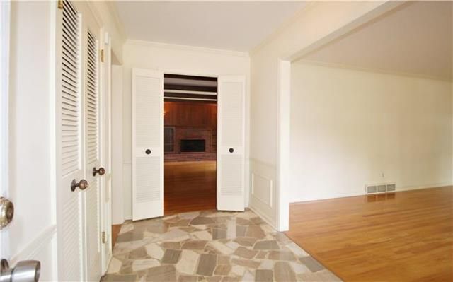 9410 Madison Ave, Kansas City, MO 64114
