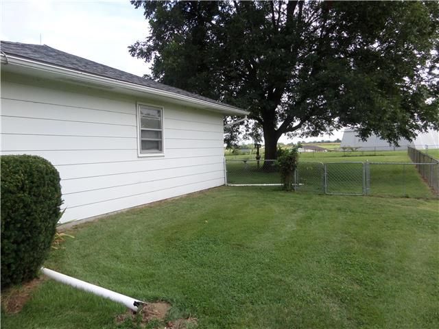 1305 High Dr, Lexington, MO 64067