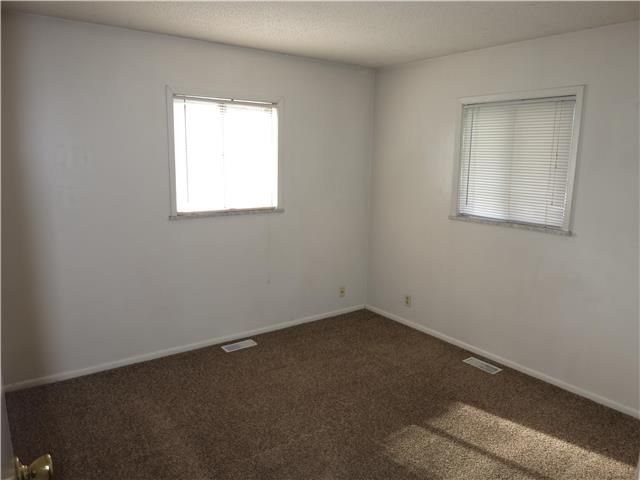18302 E Shoshone Dr, Independence, MO 64058