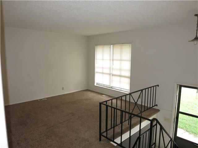 18302 E Shoshone Dr, Independence, MO 64058