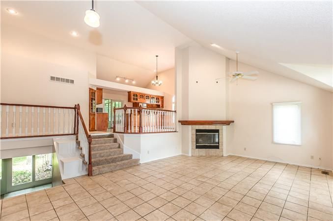 6 NE 53rd Ter, Kansas City, MO 64118