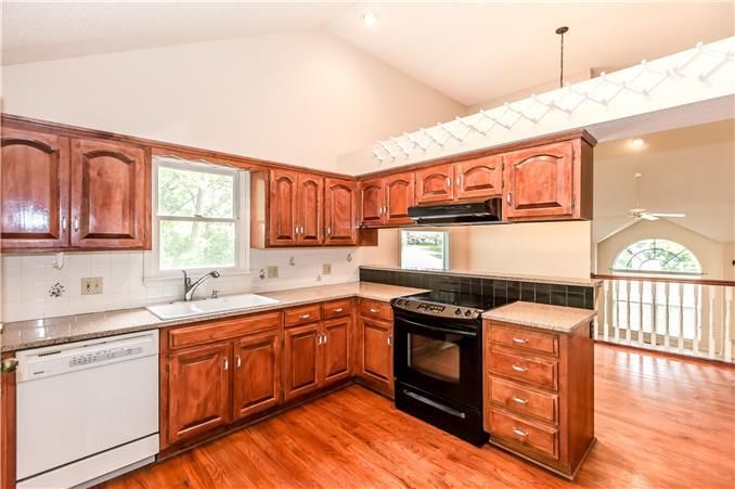 6 NE 53rd Ter, Kansas City, MO 64118