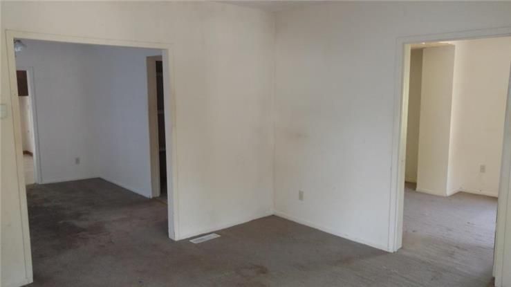 8709 E Smart Ave, Independence, MO 64053