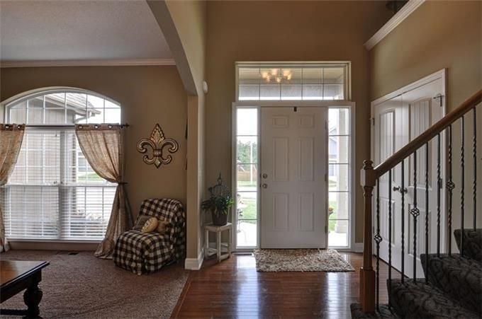 10764 N Laurel Ave, Kansas City, MO 64157