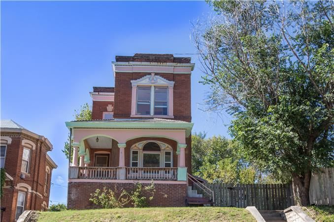 618 N 12th St, St Joseph, MO 64501