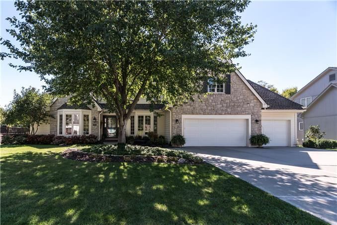 960 NW High Point Dr, Lee's Summit, MO 64081