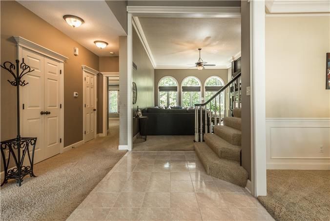 960 NW High Point Dr, Lee's Summit, MO 64081