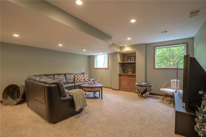 9300 W 146th Ter, Overland Park, KS 66221