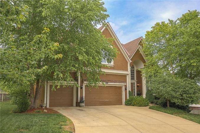 9300 W 146th Ter, Overland Park, KS 66221