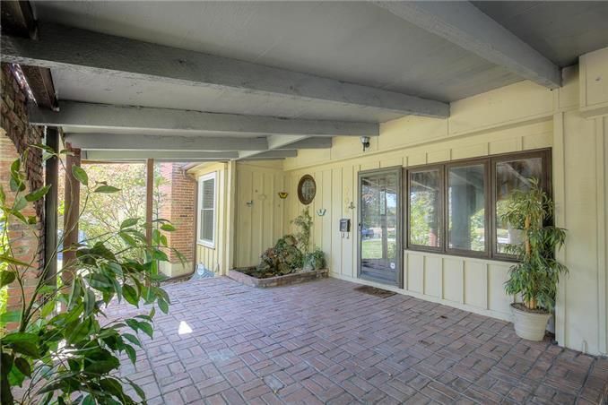 709 E 97th St, Kansas City, MO 64131