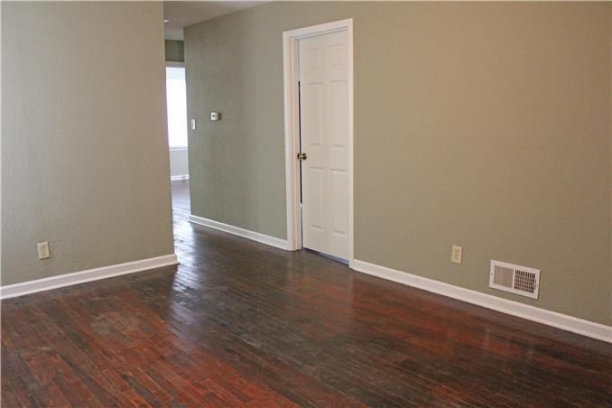 8806 E 73rd St, Raytown, MO 64133