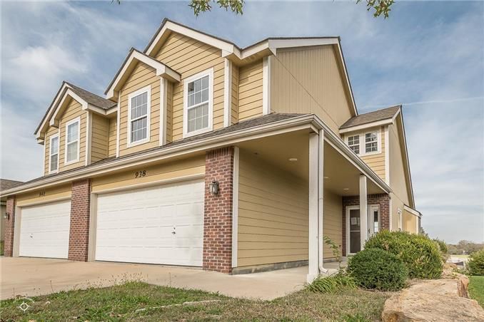 938 N Fieldstone Dr, Lawrence, KS 66049
