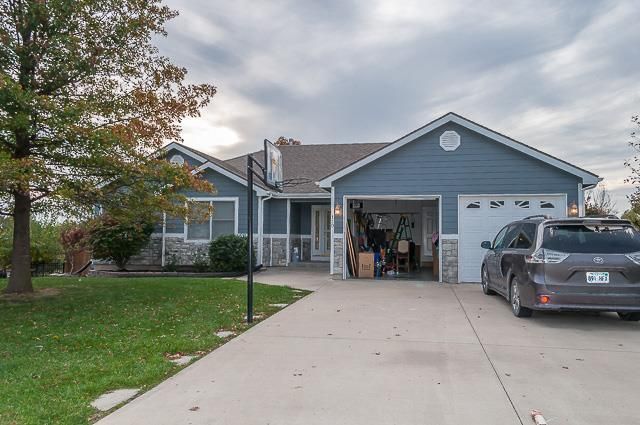 130 Willis Dr, Tonganoxie, KS 66086