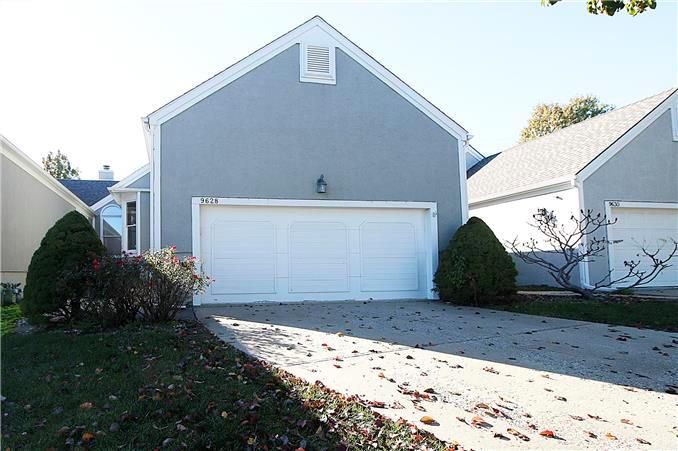 9628 N Locust Dr, Kansas City, MO 64155