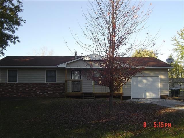 517 E 2nd St, Pomona, KS 66076