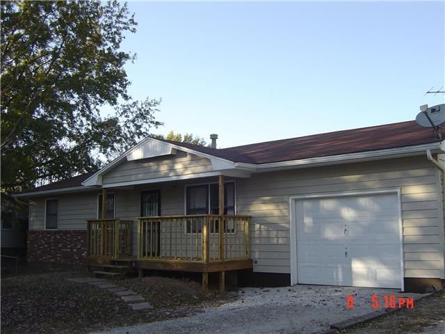517 E 2nd St, Pomona, KS 66076