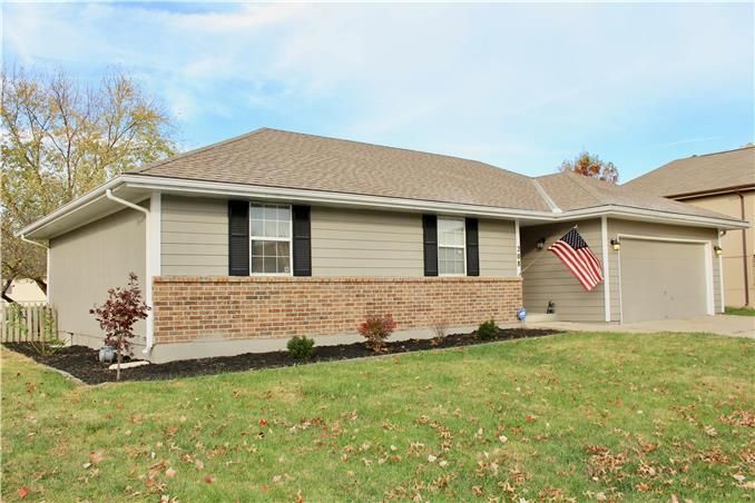208 Cross Creek Dr, Grain Valley, MO 64029