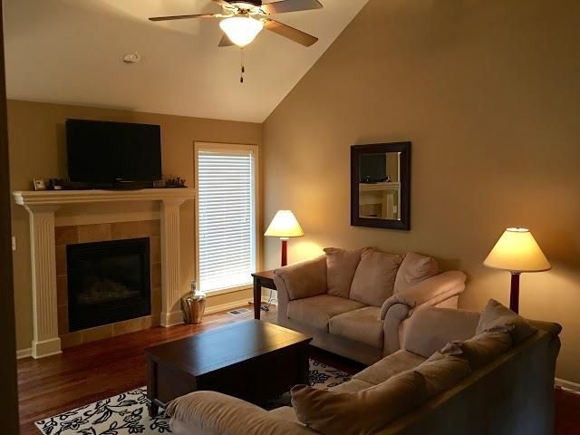 9119 N Mulberry Dr, Kansas City, MO 64155