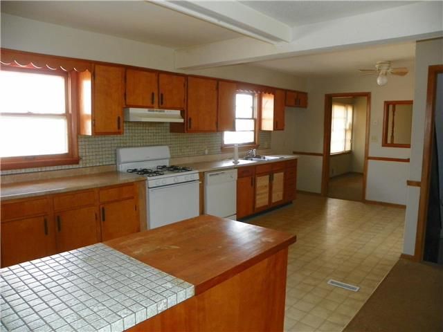7605 E 47th Ter, Kansas City, MO 64129