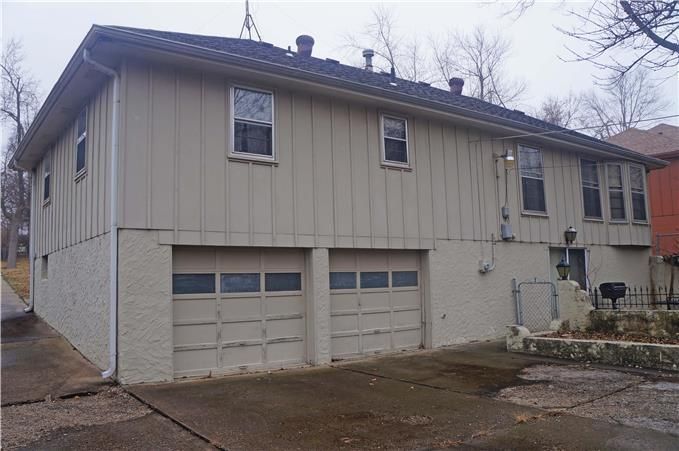 5911 E 107th Pl, Kansas City, MO 64134