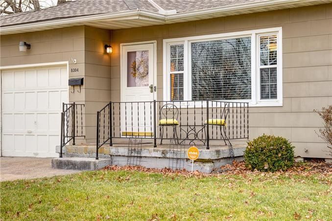 8304 Locust St, Kansas City, MO 64131