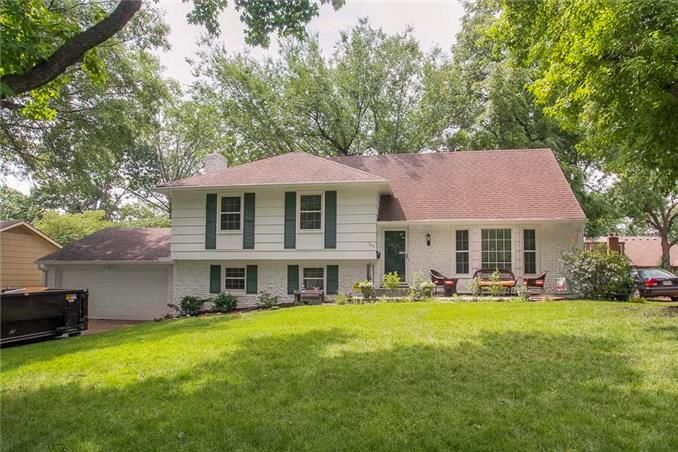 103 E 115th St, Kansas City, MO 64114