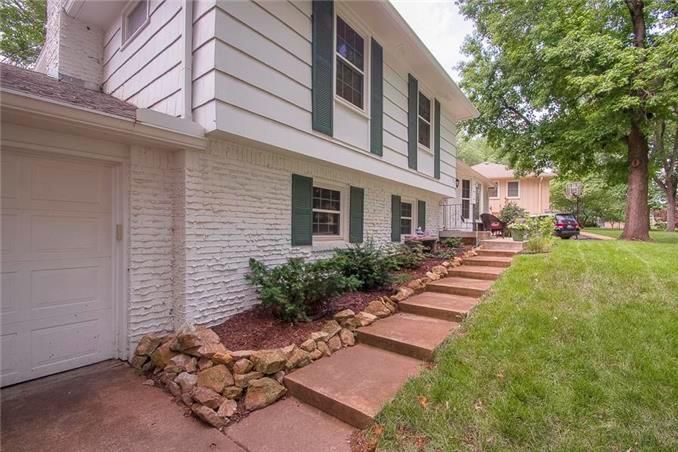 103 E 115th St, Kansas City, MO 64114