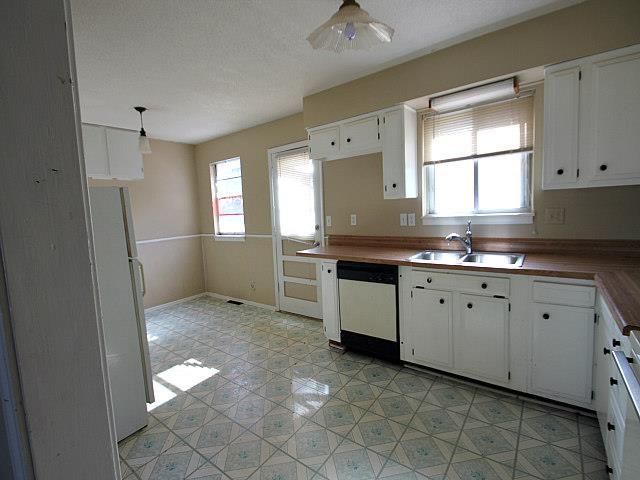 5411 E 97th St, Kansas City, MO 64137
